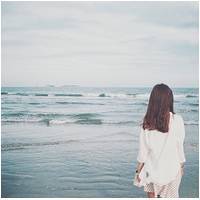 海边背影唯美女生qq头像,海天连一线