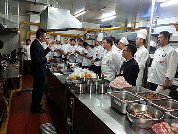 兴隆大都汇对员工进行用电安全和后厨灶台燃气设备安全培训