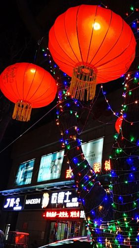 火红灯笼高高挂 璀璨夜景迎新春