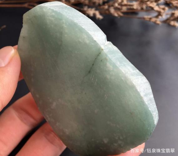 "无棉不翡翠",翡翠中的棉絮也有分类,而且还有不同的特征