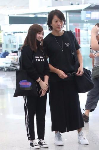 51岁郑伊健一身黑帅到爆,看到下面愣住了!这"裙子"真时髦!