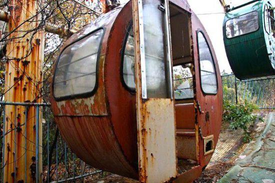 下图中展示的鸭子游乐设施,就发生了一起女孩死亡事件.