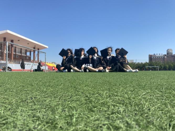 毕业照姿势_毕业照_学士服_北京交通大学_相机_滤镜_学士服毕业照