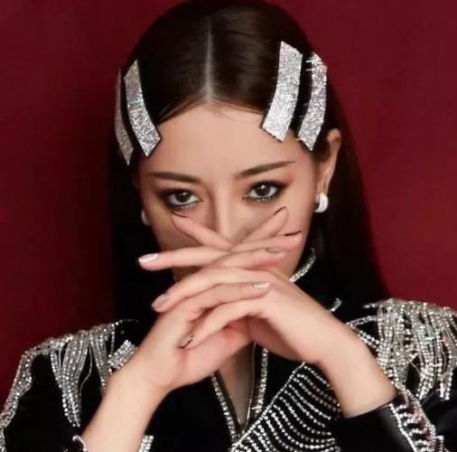 迪丽热巴:换个风格吧,化妆师:试试烟熏妆吧,看效果:移