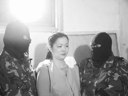 在遂平县将绑架犯梁红亚当庭宣判后,验明正身,押赴刑场