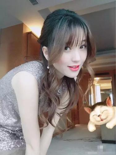完全变成一张网红脸,成为网红大军中的一员.