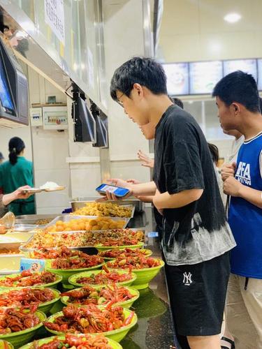 原创武昌理工学院食堂推出新菜"小龙虾" 一天200斤一抢而光