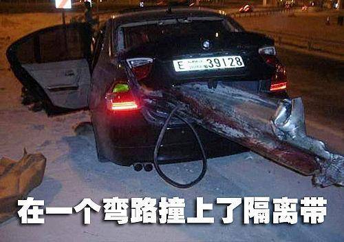 全球罕见的车祸宝马3系惨遭穿肠破肚