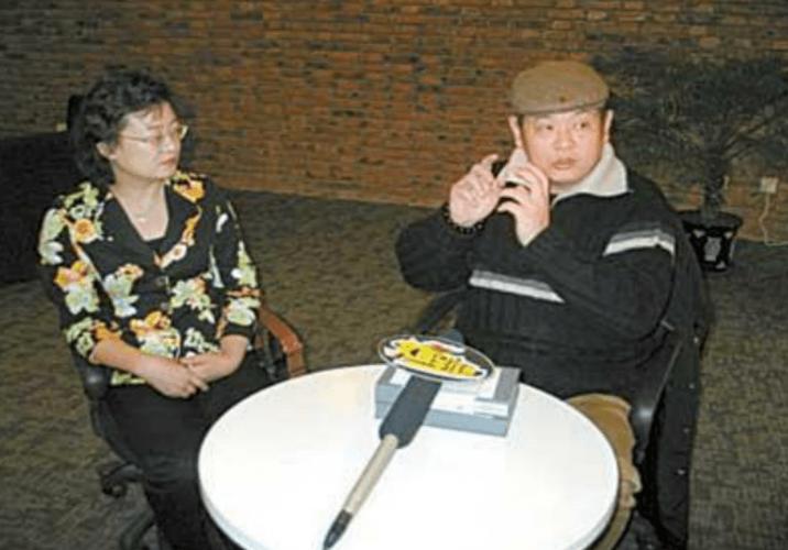 为了解决经济负担,傅彪开始到处拉业务,每天从早喝到晚,可当把钱给了