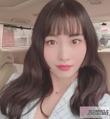 什么发型显年轻脸还变小 靠这款发型做短发和长发都可以