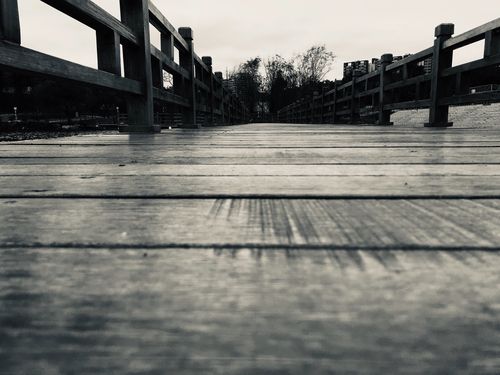 人啊,不能回首,往事不再,物是人非是伤感,物换人去更悲戚!