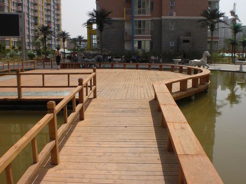 哪儿有卖品质好的防腐木亲水平台,南宁专业定制水上平台