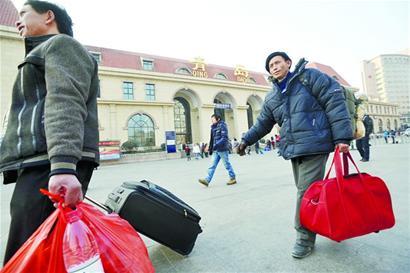 记者调查发现许多在青工作的外地人春节将选择留守怕麻烦怕花钱想多