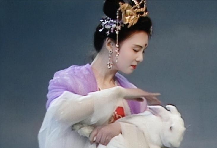 清纯深情的形象,她自身清冷的气质,更是为嫦娥仙子的角色增加了仙气感