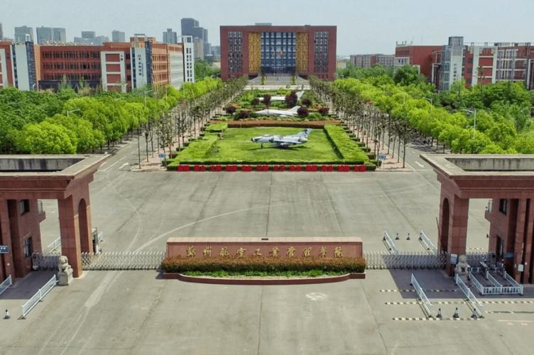 就是那样的一瞬 触动了你内心深处最隐蔽的角落 中原工学院 和西区三