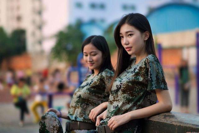 某学校军训现场女生热舞引争议家长坦言难以接受