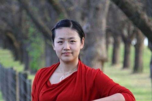 原创德云社烧饼晒美照,娇妻再出镜,德云社众媳妇里数她漂亮吧?