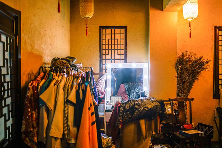 二层都是可供玩剧本杀的房间,中间的空间内摆放着一些道具服装