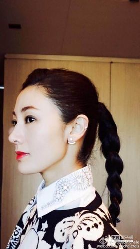 李嘉欣秀完美侧脸 赵薇大赞美