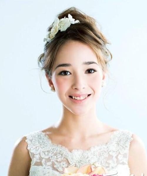 但是其中的不同之处就是日式的新娘造型妆面比较甜美,清新,腮红会比较