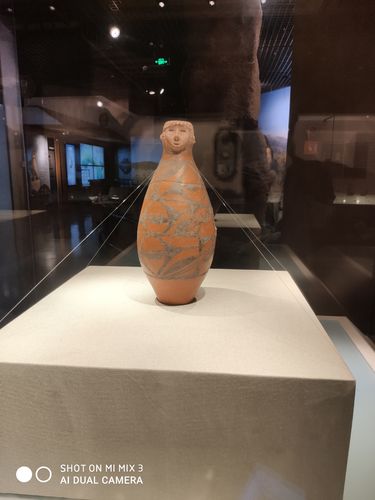 这件人头形器口彩陶瓶,是我国目前发现的唯一一件人头形彩陶瓶.