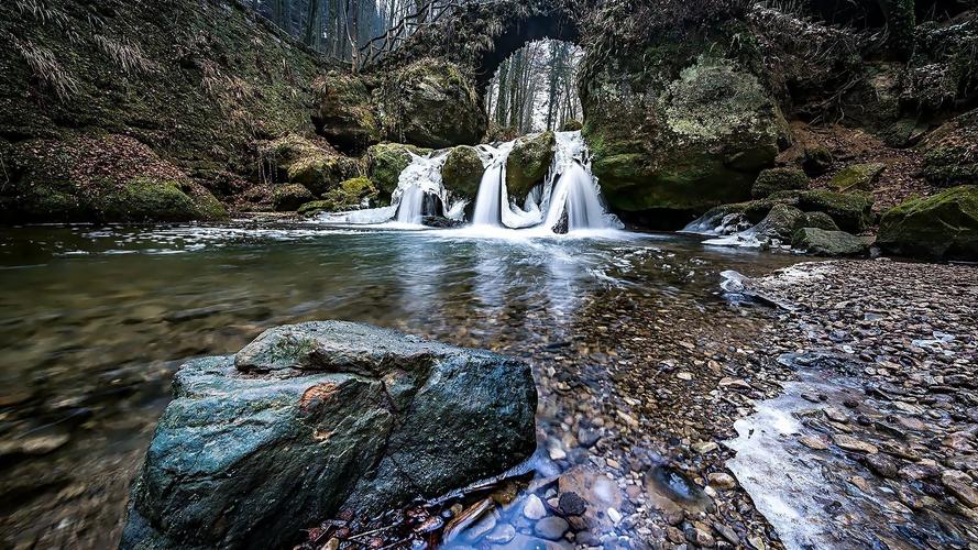 幽静的山间小溪风景图片桌面壁纸