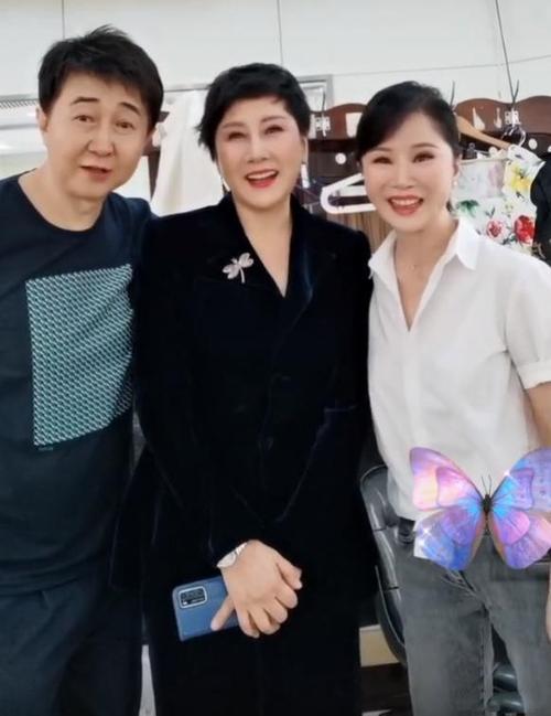 58岁张凯丽好年轻!戴超大宝石变女神,意外冻龄不输赵雅芝刘晓庆?