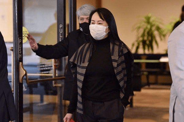 孟晚舟高调爱国,穿百元国货运动鞋配百褶裙,瘦了很多气场却很足
