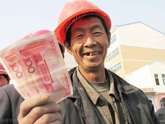 包工头抱怨农民工宁愿日薪低一点也不愿月薪高一点为啥