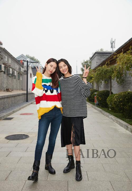 刘雯推出了首个品牌联名系列,蒙蒙秋雨中与闺蜜李晖合体大秀姐妹情!