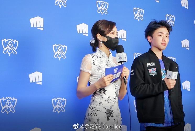 余霜更博抓到峡谷天天假装冷酷的证据了