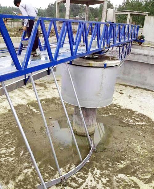 principle   周边传动刮泥机主要由驱动装置,浮渣漏斗,工作桥,浮渣耙