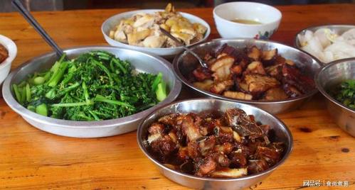 这才是真正的农家乐模式,男女老幼齐心合力做了一桌饭菜