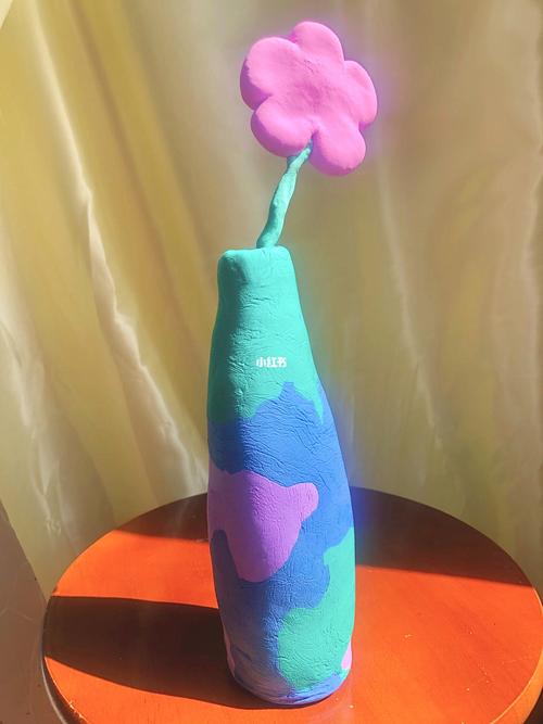 空酒瓶改造的花瓶与粘土做的花_粘土_花瓶_diy手工制作_兴趣爱好_手工