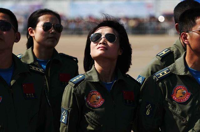 中国女飞行员驾机降落美军基地,亮出一证件后,被美军热情招待