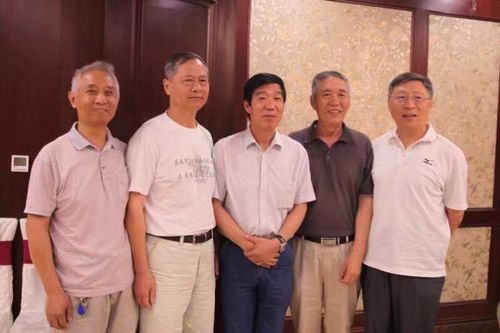 是班里参军的五位同学五十年后的合影,由左至右为吴海,焦连亭,李建印