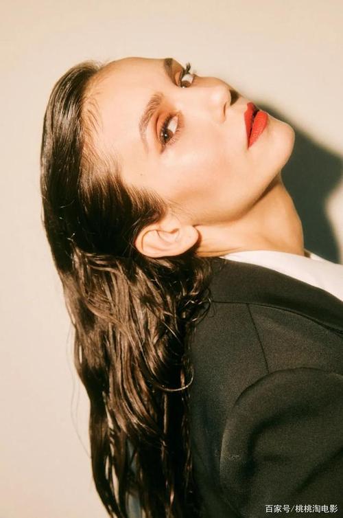 加拿大女演员妮娜·杜波夫登上《flaunt》杂志11月刊封面,身着金色织