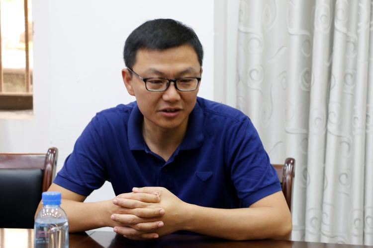 百色市委宣传部副部长徐毅在座谈中讲解文秀精神