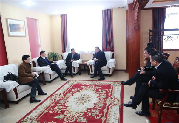 泗水县委副书记,县长刘宜星(左一)与陆建林会长等考察团成员会谈