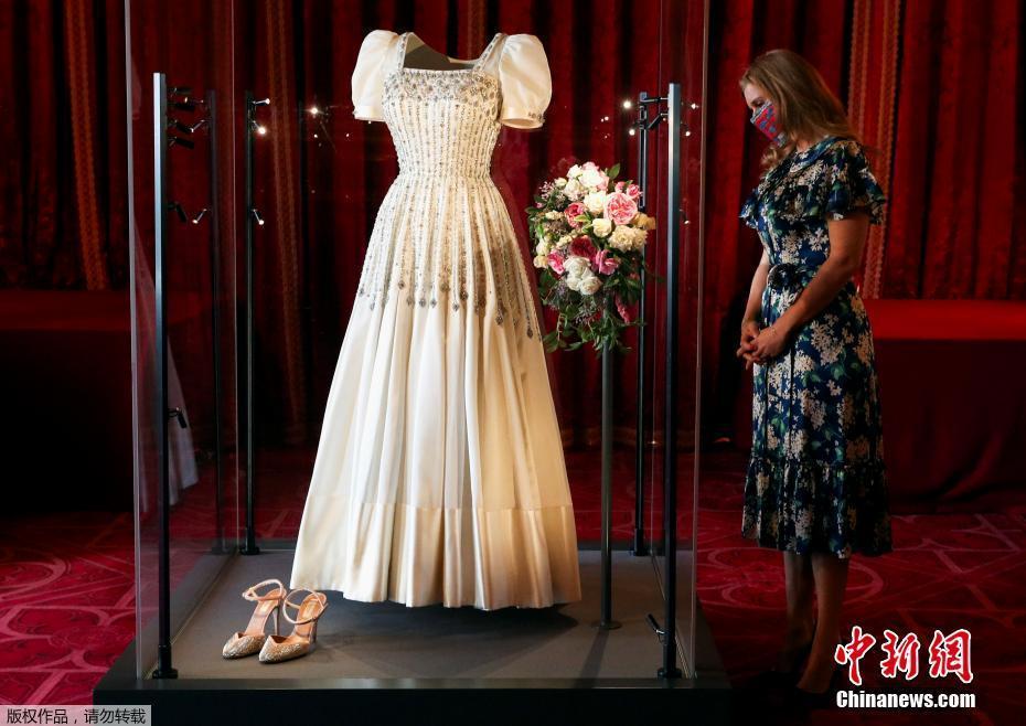 英国比阿特丽斯公主婚纱将展出曾是女王晚礼服