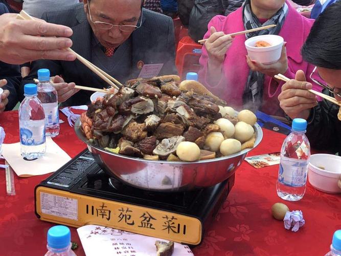 链接 盆菜,是香港新界元朗围村的传统食品,已有几百年历史.