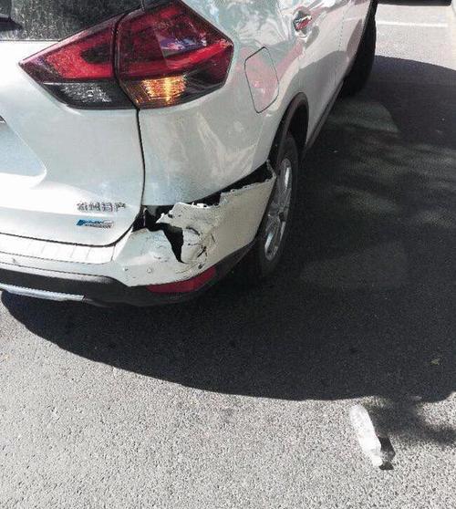 日产奇骏遭标致3008追尾, 网友: 两车对比一个天一个地!