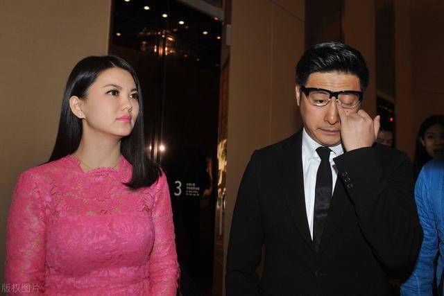 李湘与老公 李湘一脸福相,风韵十足