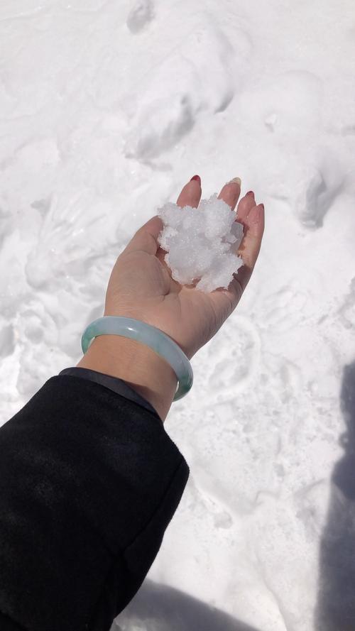 许是海拔太高的缘故 空气稀薄干净 这里的雪特别白 忍不住用手抓起来