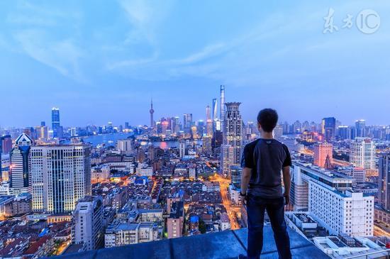 但是有部分人在站在自家的阳台或者其他高处往下看时,会有产生一种