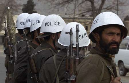 即将押送塔利班战俘,阿富汗警察在喀布尔街头荷枪实弹.