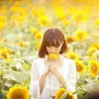 低头闻花香的女孩头像