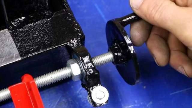 还记得牛人自制的家用小钻台?出使用教程了,还可以当小车床来用