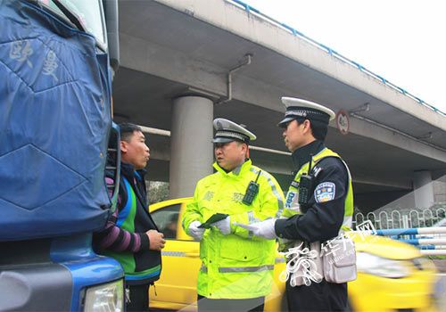 厉害了重庆交巡警 春运例行检查竟揪出逃亡7年杀人嫌犯