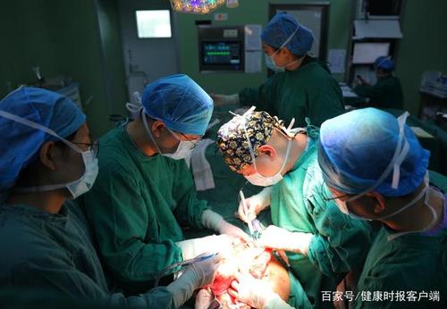 中日友好医院普外科的医生们正在进行手术.受访者供图